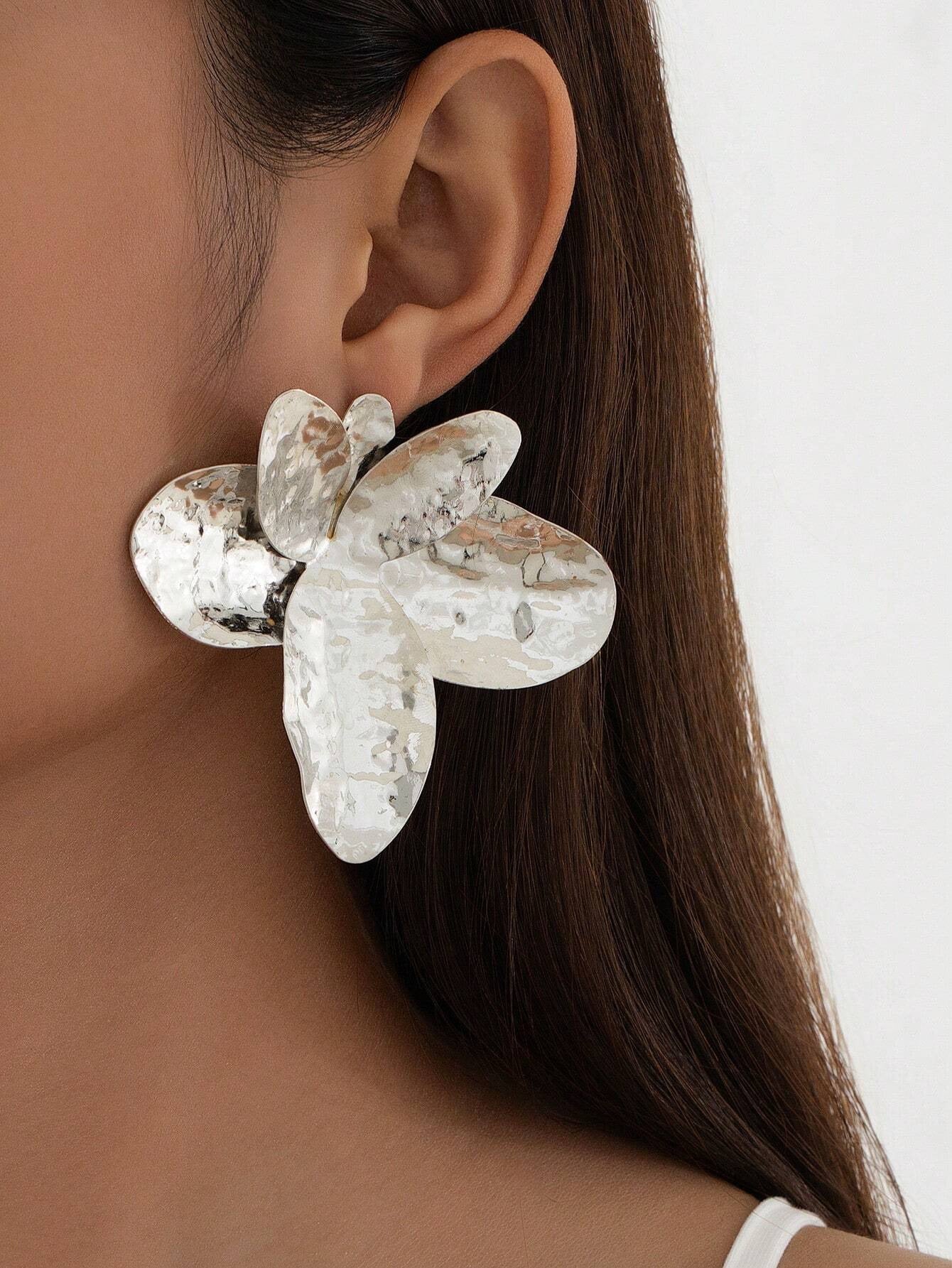 Exaggerated Silver Metal Flowers Stud Earrings For Women Featuring Elegant Floral Design