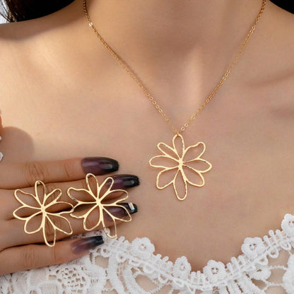 Golden Jewelry Set Featuring Flower Pattern Made Of Durable Alloy