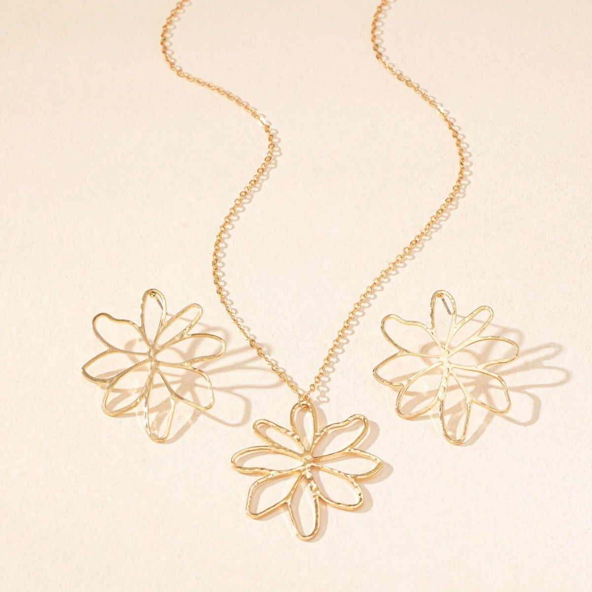 Golden Jewelry Set Featuring Flower Pattern Made Of Durable Alloy