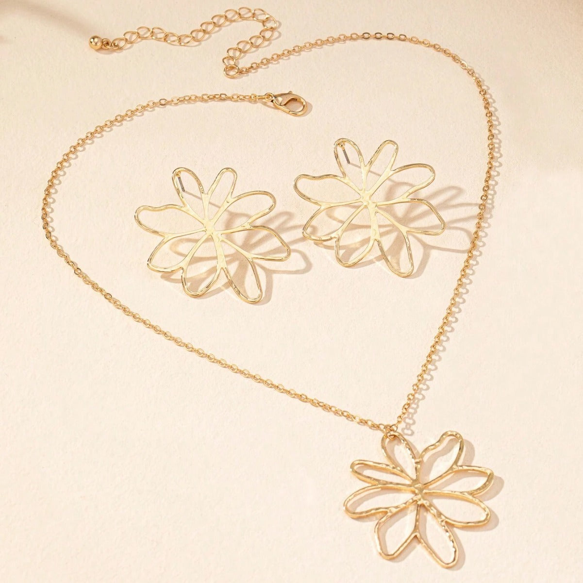 Golden Jewelry Set Featuring Flower Pattern Made Of Durable Alloy