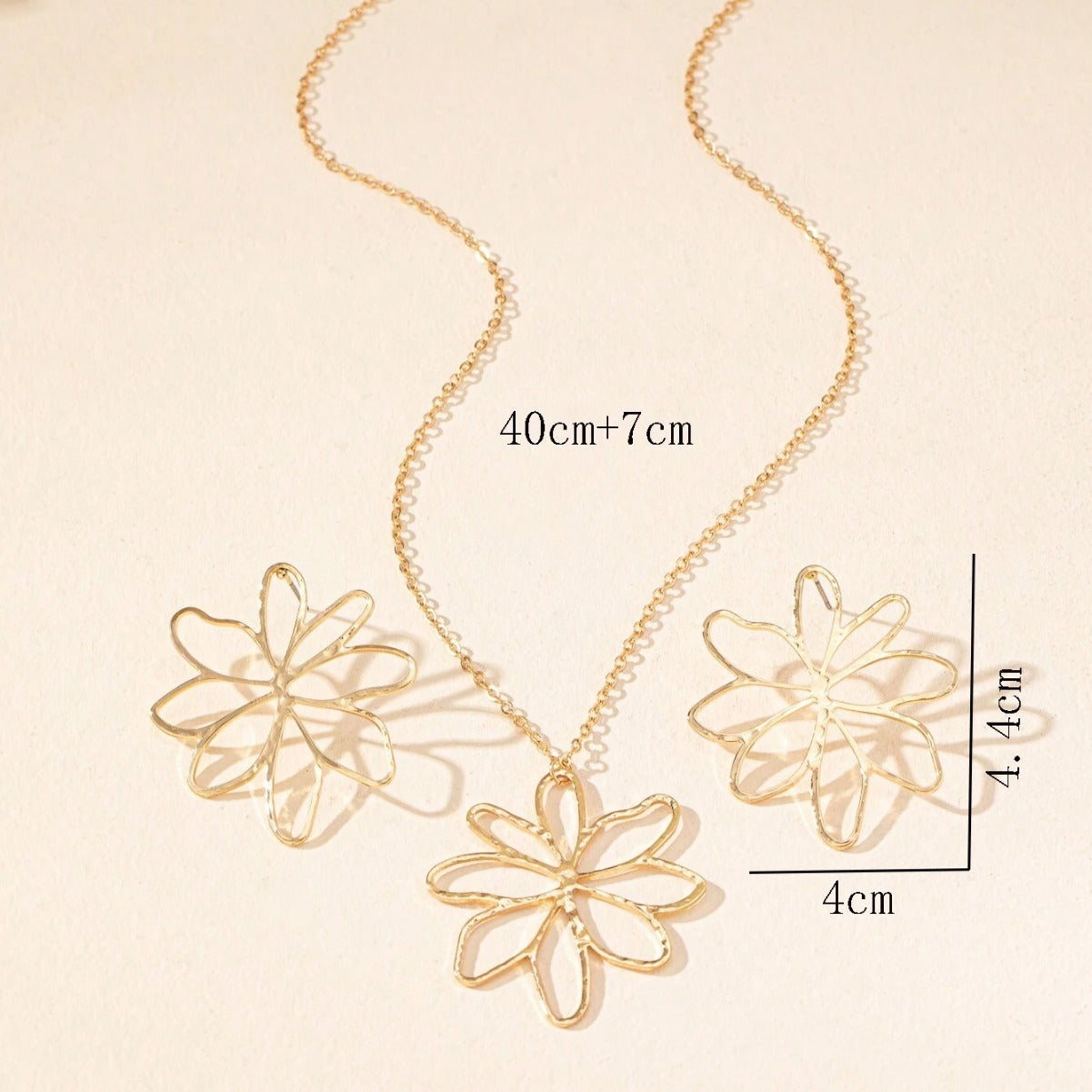 Golden Jewelry Set Featuring Flower Pattern Made Of Durable Alloy