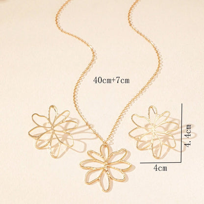 Golden Jewelry Set Featuring Flower Pattern Made Of Durable Alloy
