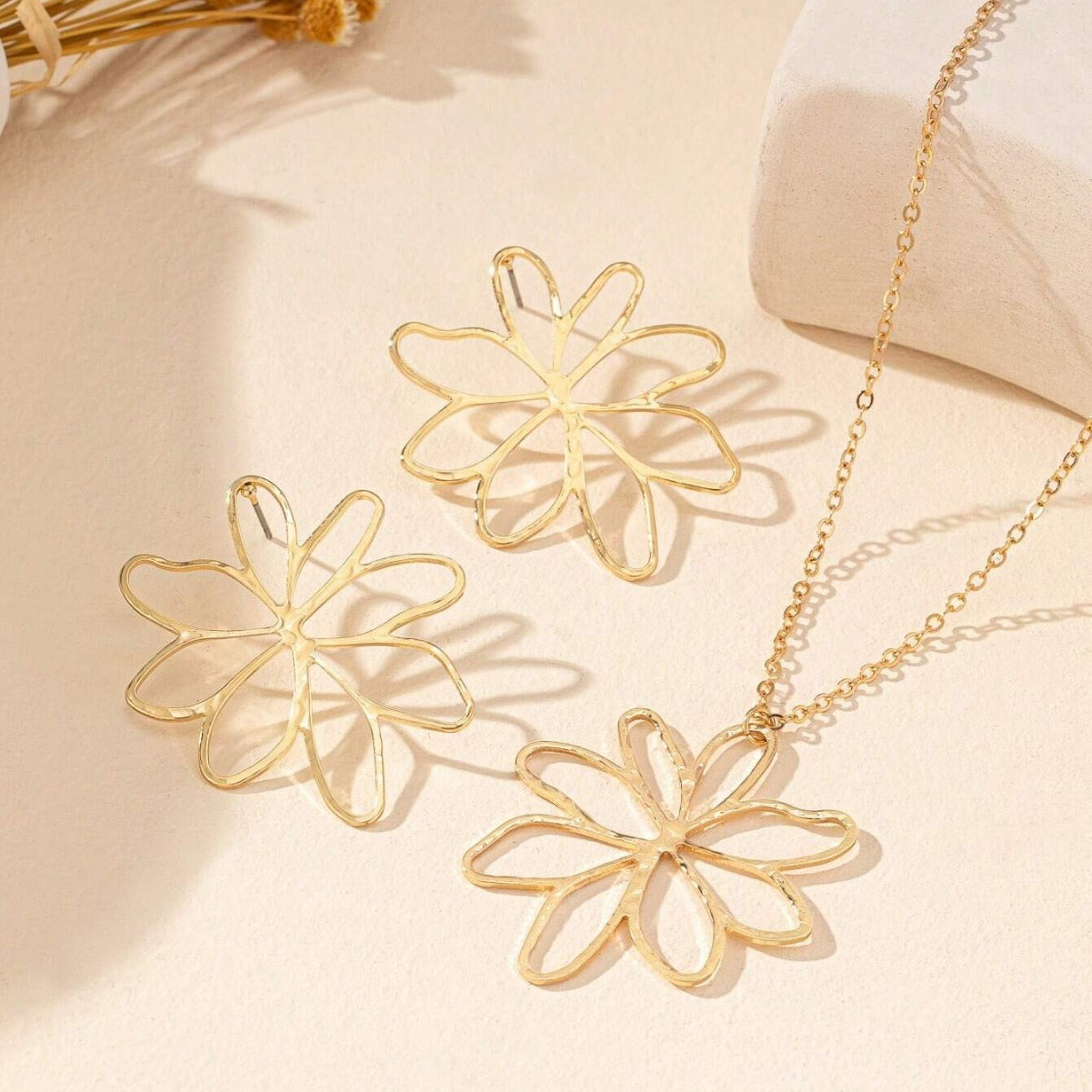 Golden Jewelry Set Featuring Flower Pattern Made Of Durable Alloy