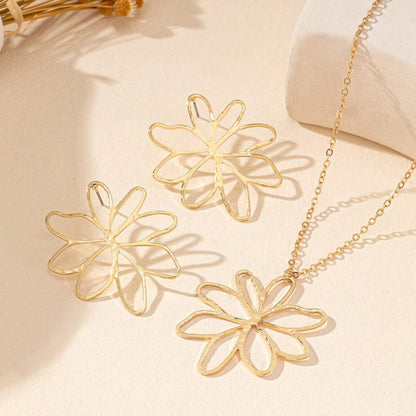 Golden Jewelry Set Featuring Flower Pattern Made Of Durable Alloy
