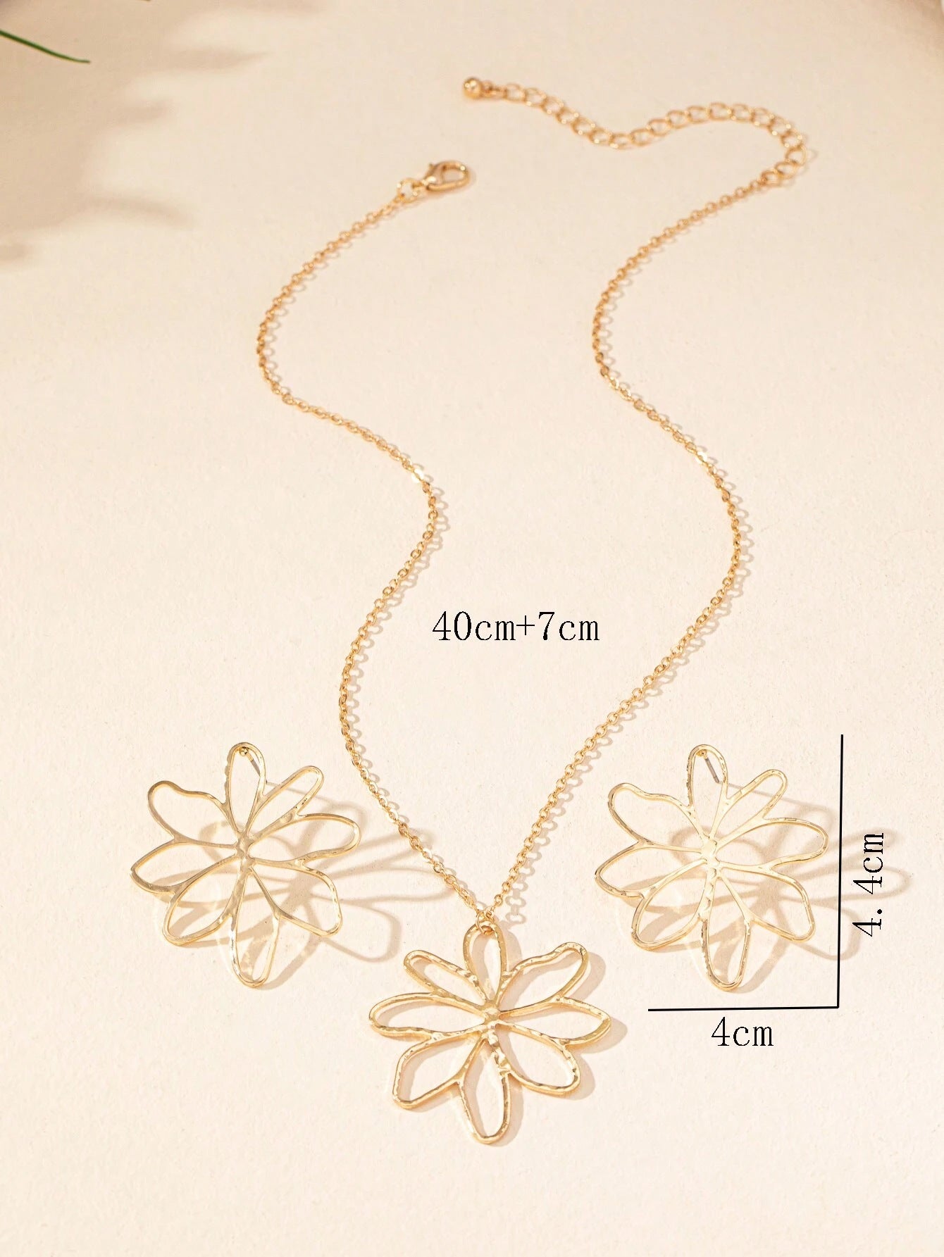Golden Jewelry Set Featuring Flower Pattern Made Of Durable Alloy