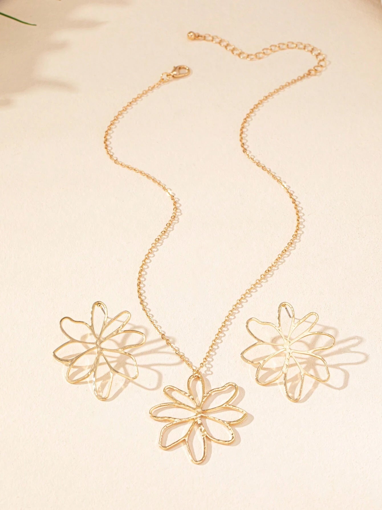 Golden Jewelry Set Featuring Flower Pattern Made Of Durable Alloy