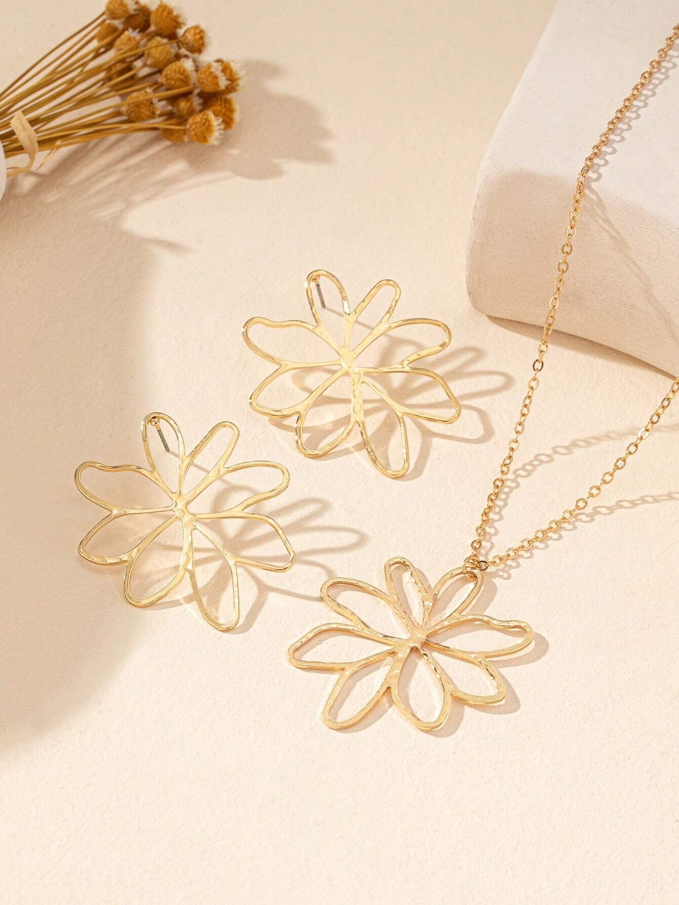 Golden Jewelry Set Featuring Flower Pattern Made Of Durable Alloy