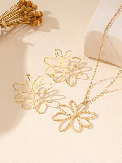Golden Jewelry Set Featuring Flower Pattern Made Of Durable Alloy