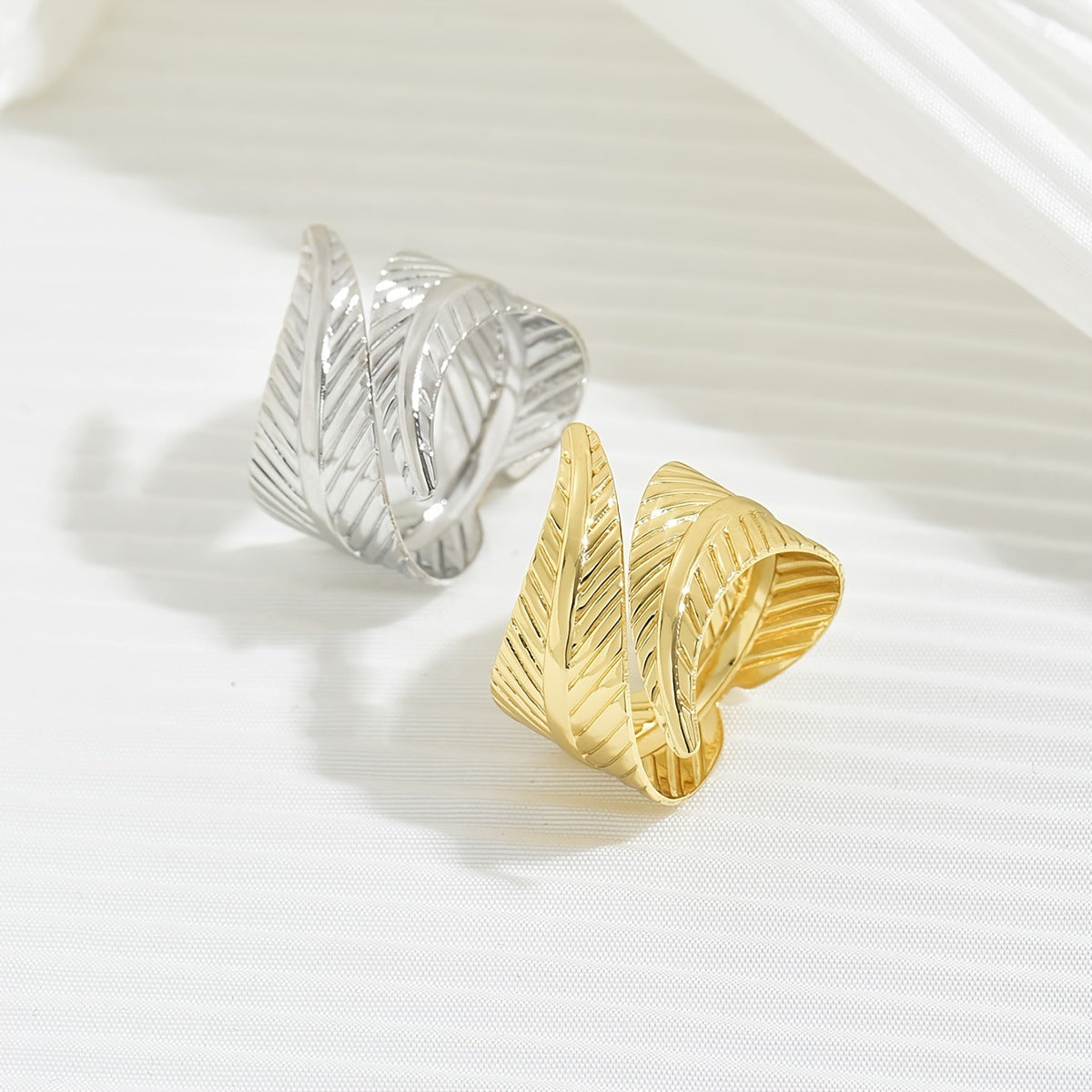 Retro Golden Leaves Ring For Women In Alloy Material Featuring Elegant Design