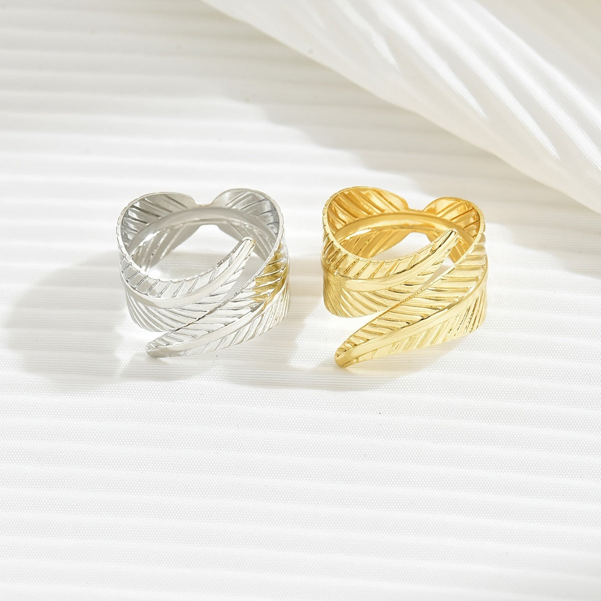 Retro Golden Leaves Ring For Women In Alloy Material Featuring Elegant Design