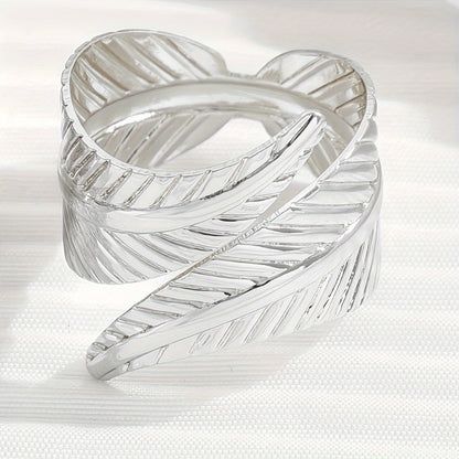 Retro Golden Leaves Ring For Women In Alloy Material Featuring Elegant Design