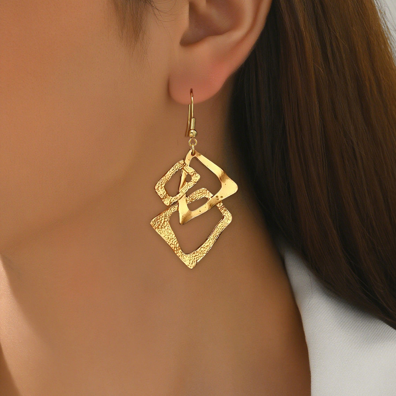 Retro Jewelry Set Featuring Trillion-Cut Design In Golden Alloy