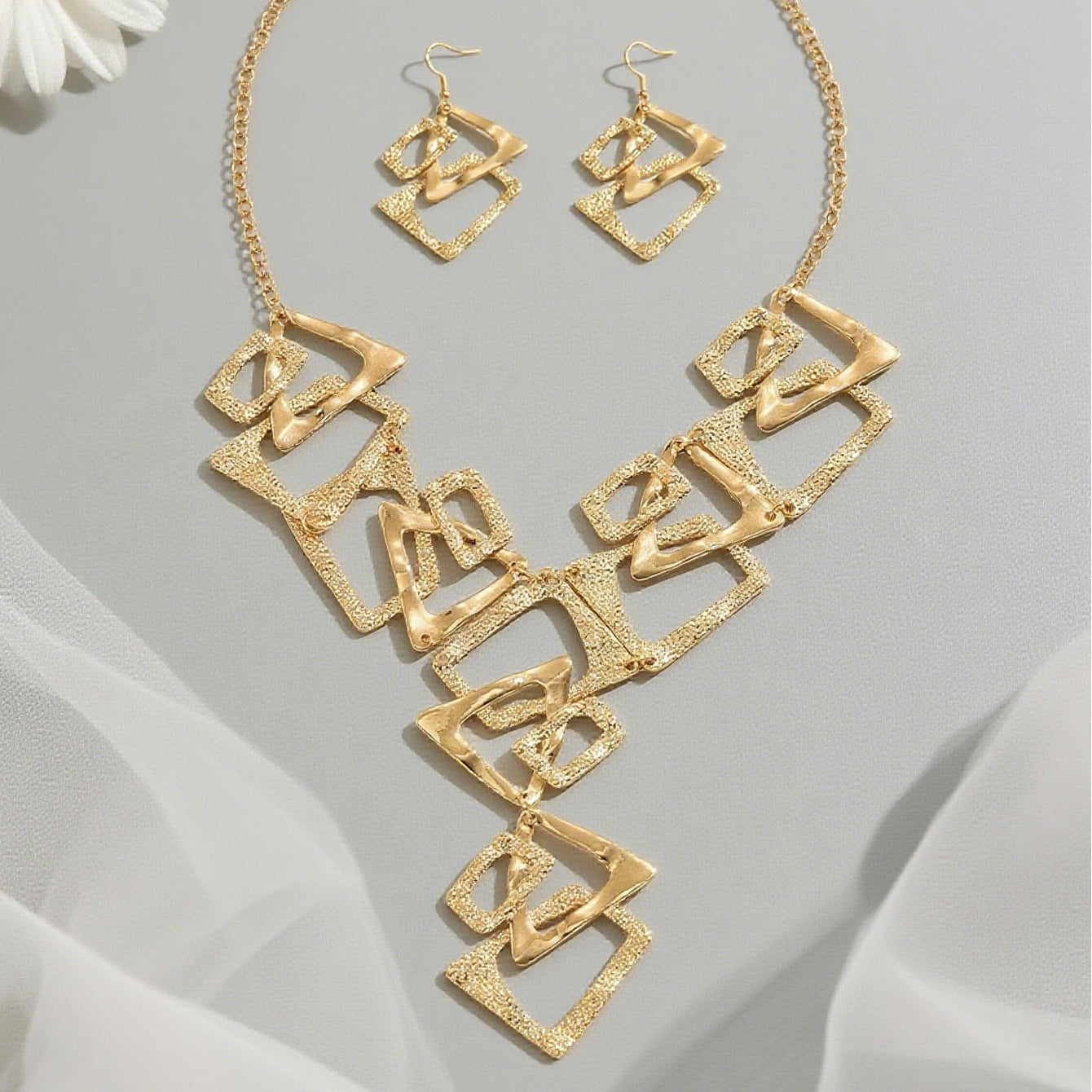Retro Jewelry Set Featuring Trillion-Cut Design In Golden Alloy