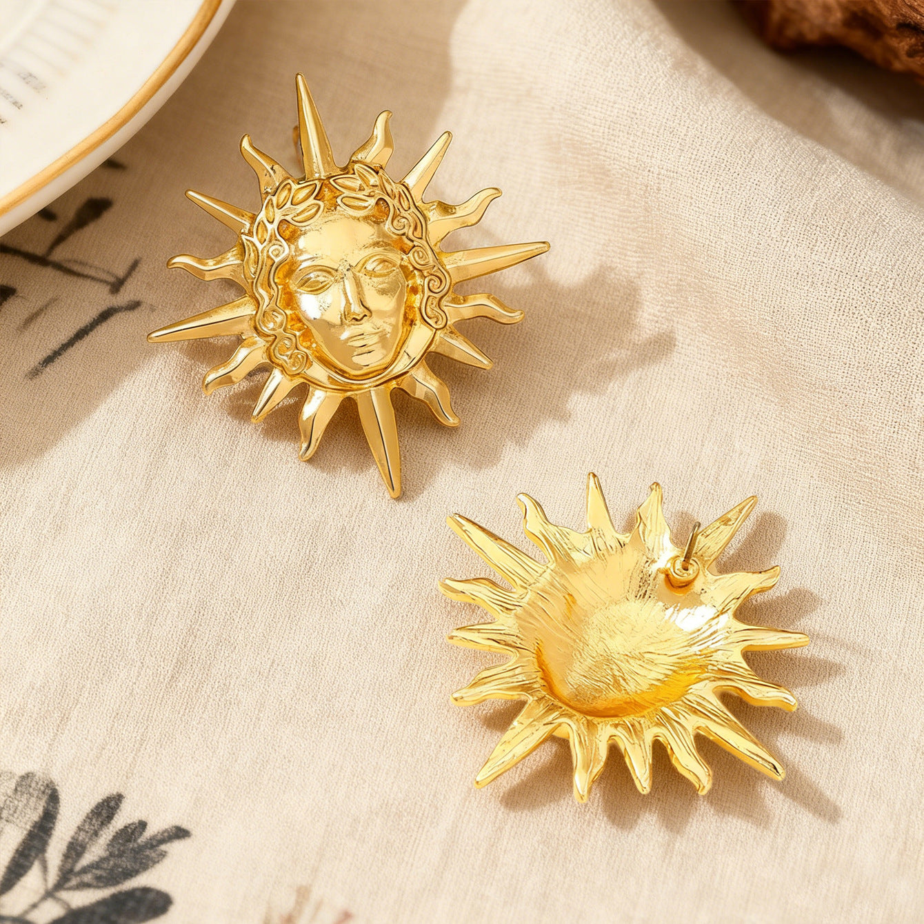 Hip-Hop Portrait Stud Earrings For Men And Women, Made Of Durable Alloy, Featuring A Stylish Golden Finish