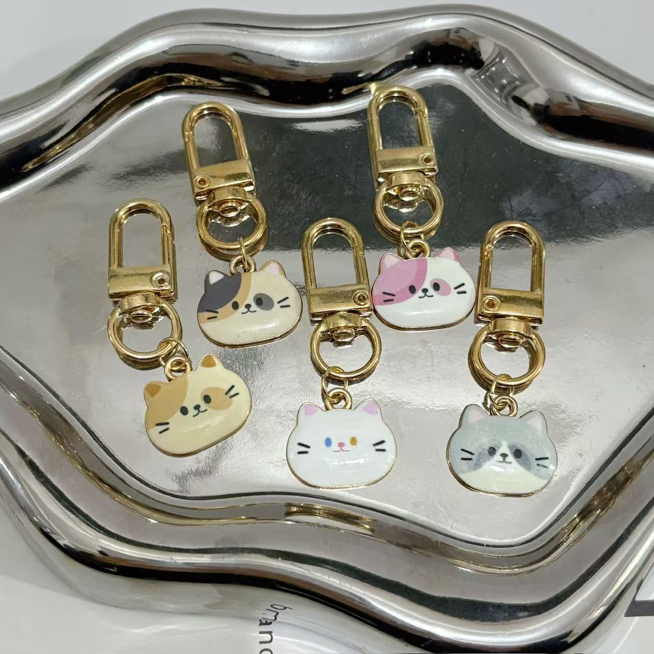 Cat Pattern Alloy Keychain Featuring Durable Metal Design, Perfect For Everyday Use And Gift Giving
