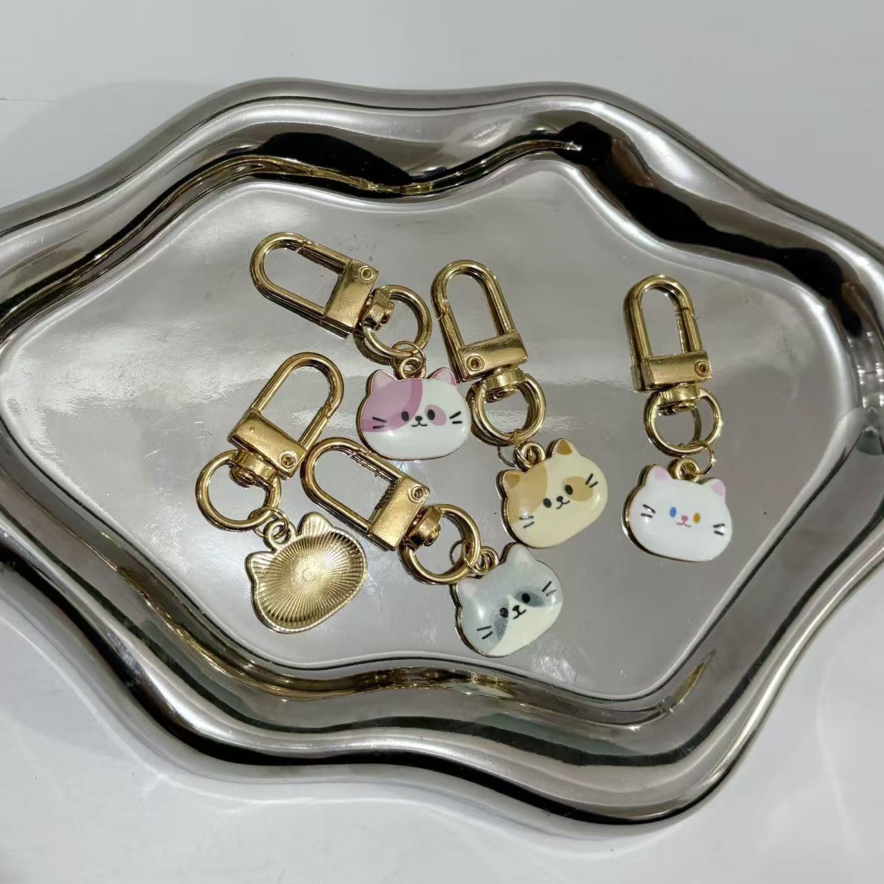 Cat Pattern Alloy Keychain Featuring Durable Metal Design, Perfect For Everyday Use And Gift Giving