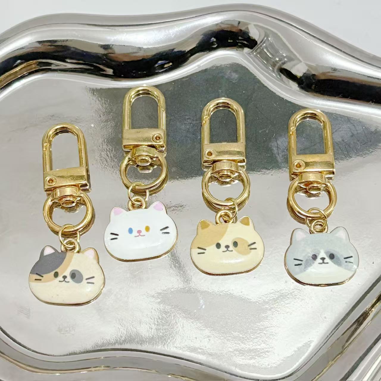 Cat Pattern Alloy Keychain Featuring Durable Metal Design, Perfect For Everyday Use And Gift Giving
