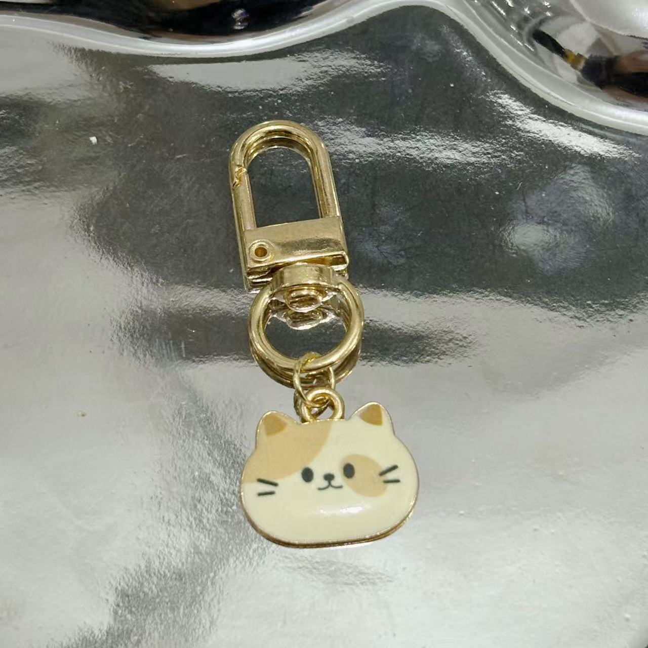 Cat Pattern Alloy Keychain Featuring Durable Metal Design, Perfect For Everyday Use And Gift Giving