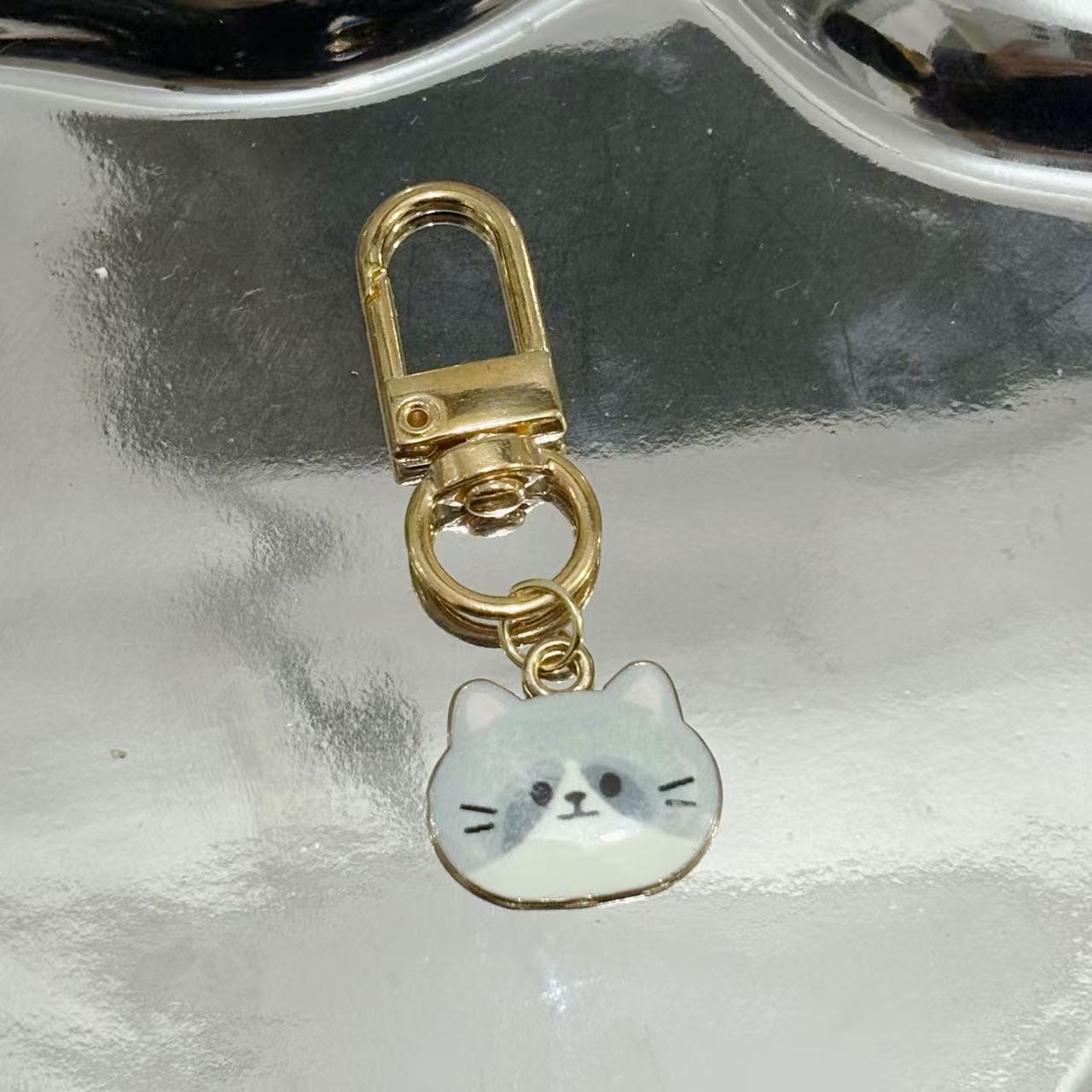 Cat Pattern Alloy Keychain Featuring Durable Metal Design, Perfect For Everyday Use And Gift Giving