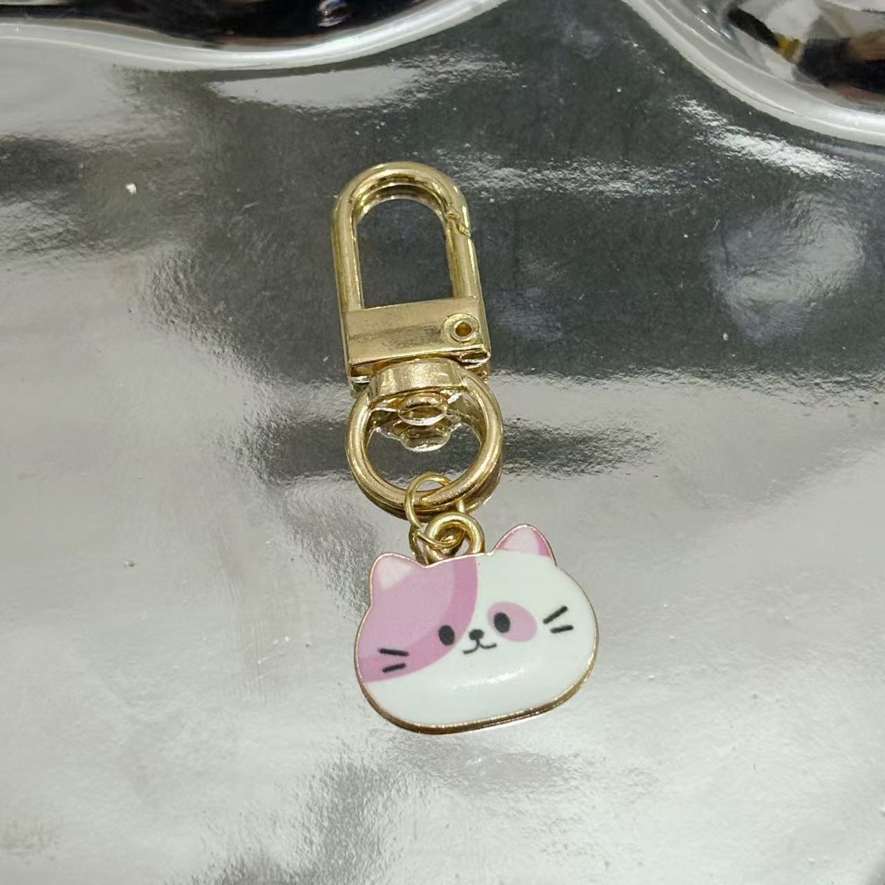 Cat Pattern Alloy Keychain Featuring Durable Metal Design, Perfect For Everyday Use And Gift Giving