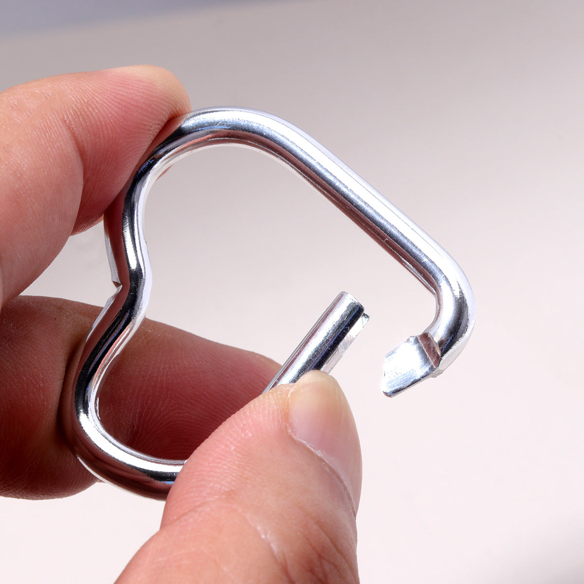 Heart Shape Climbing Carabiner Made Of Durable Aluminum Alloy For Outdoor And Hiking Activities