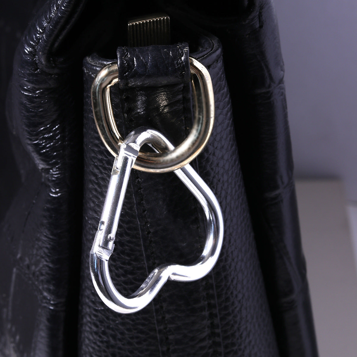 Heart Shape Climbing Carabiner Made Of Durable Aluminum Alloy For Outdoor And Hiking Activities