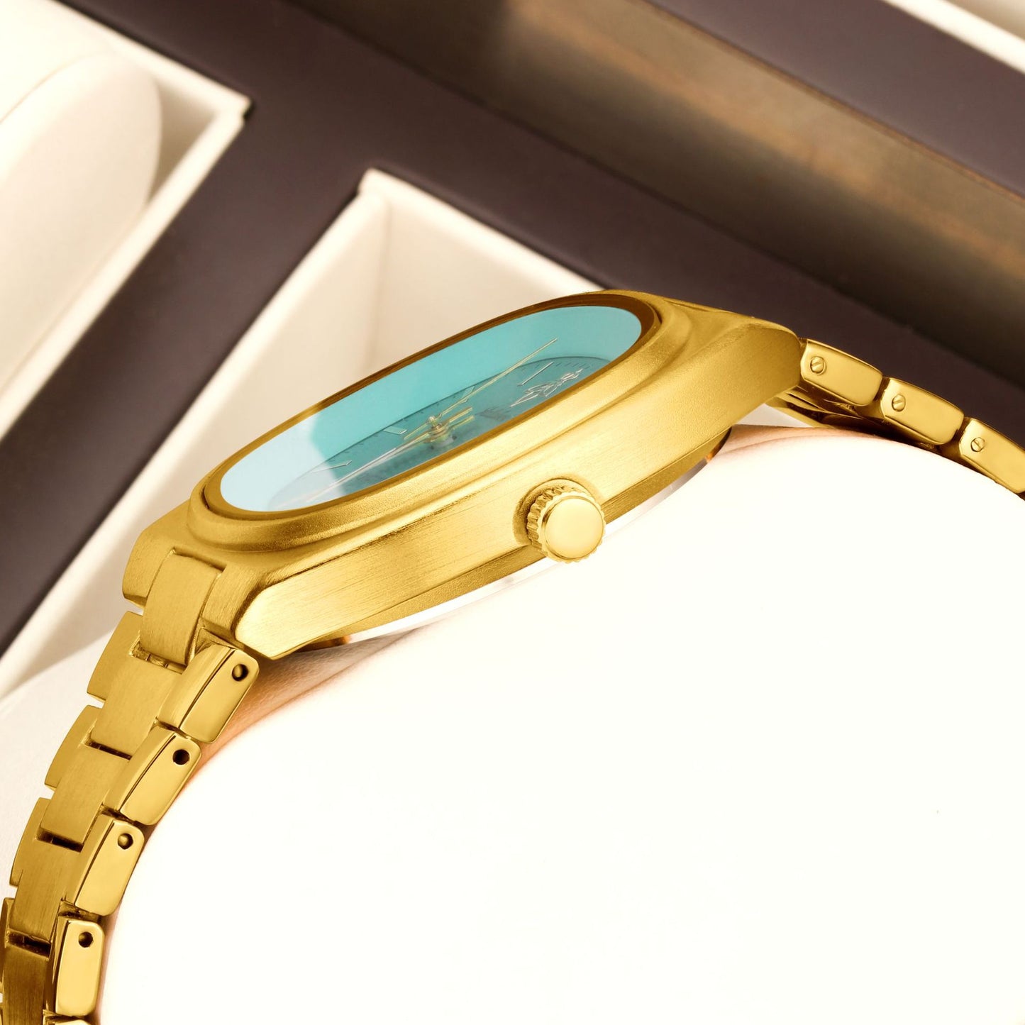 Women’s Quartz Watch With Tempered Glass, Square Dial, Steel Strap, Number Display, Butterfly Double Snap Buckle Golden