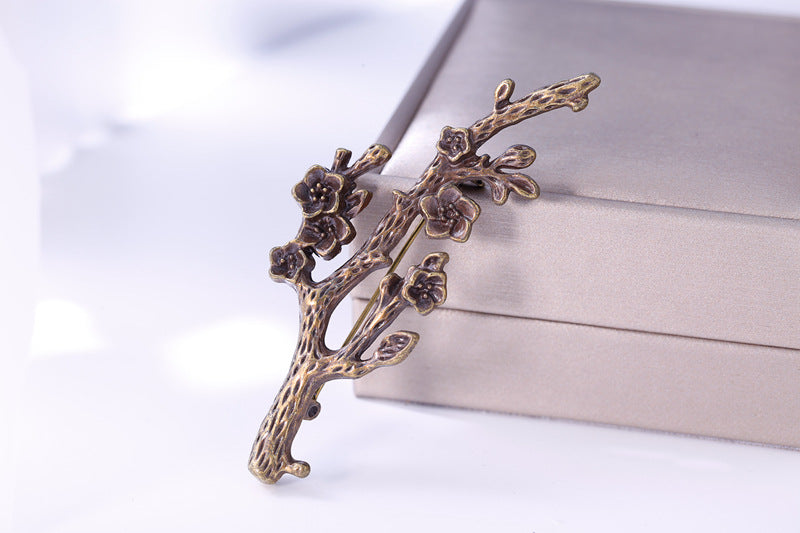 Pin Brooches Made Of Alloy In Elegant Golden Color