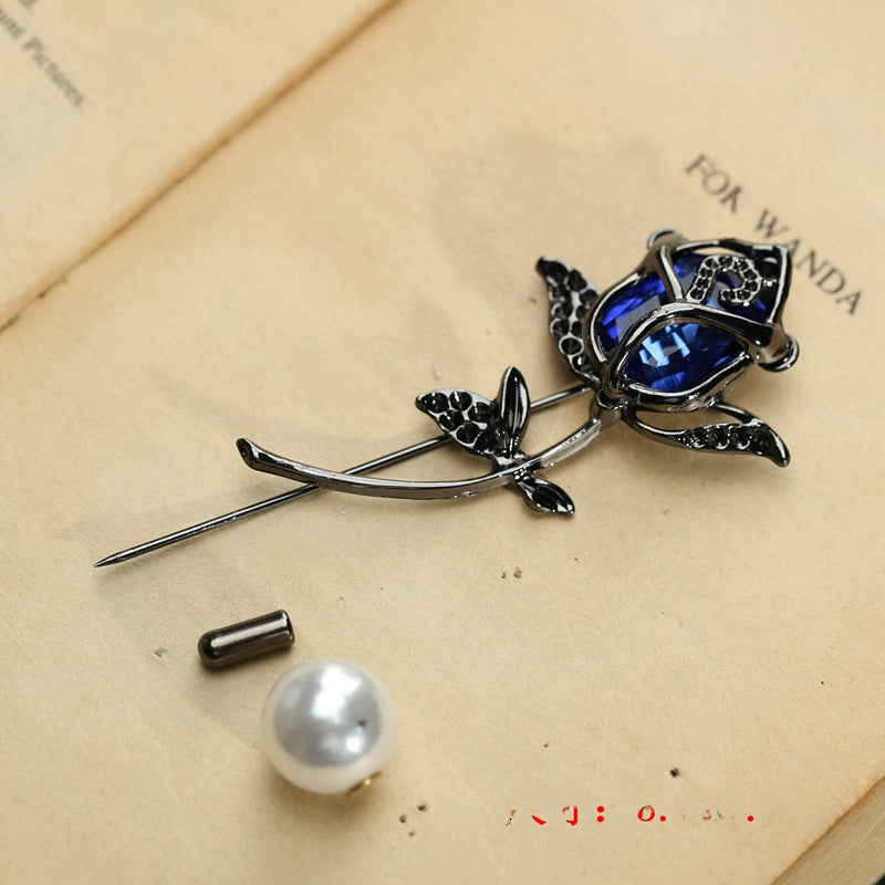 Rose Pattern Alloy Brooch Pin In Elegant Golden Finish For Stylish Accessories