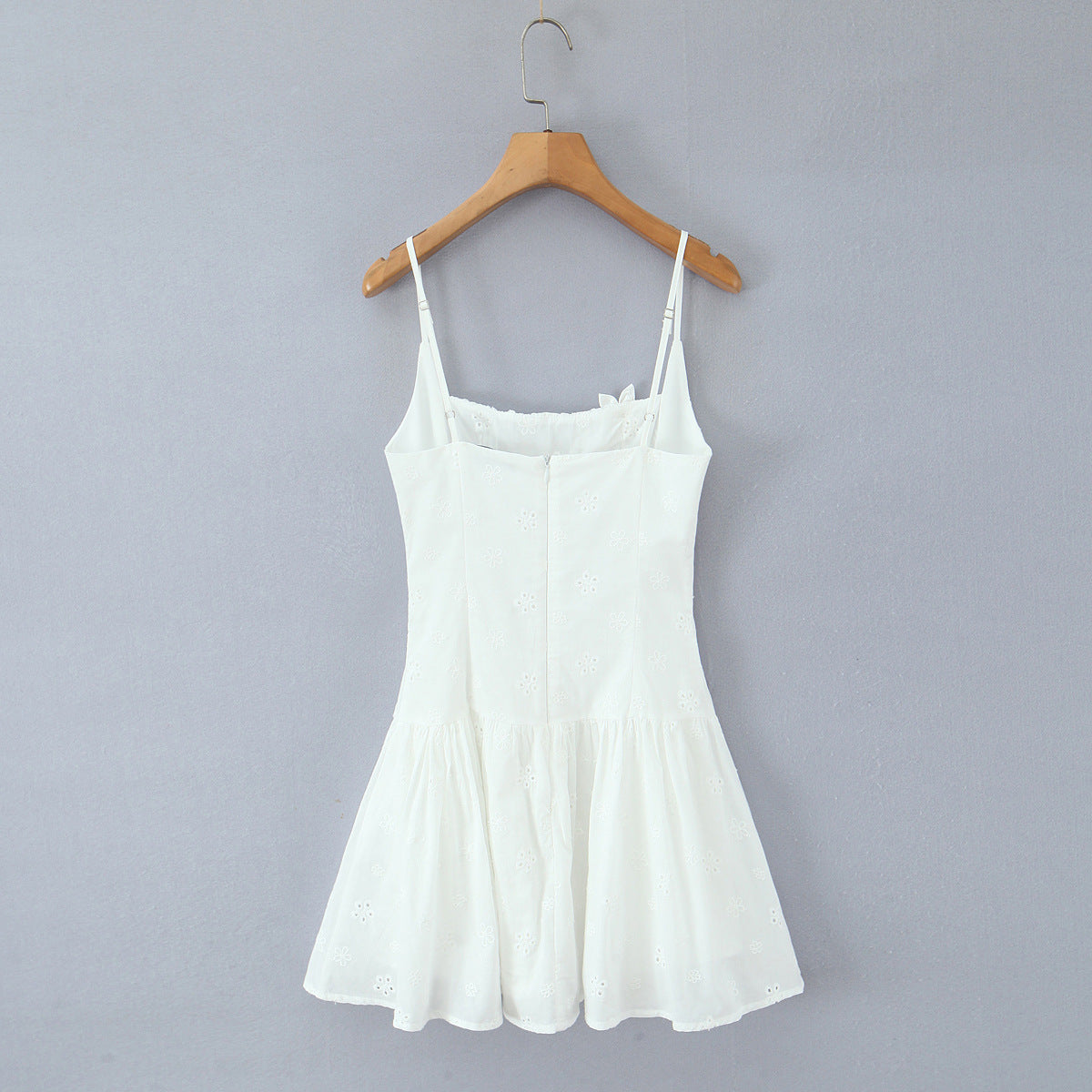 Sexy Sleeveless Embroidery Regular Dress In Polyester With Collarless Neckline, Knee-Length Style