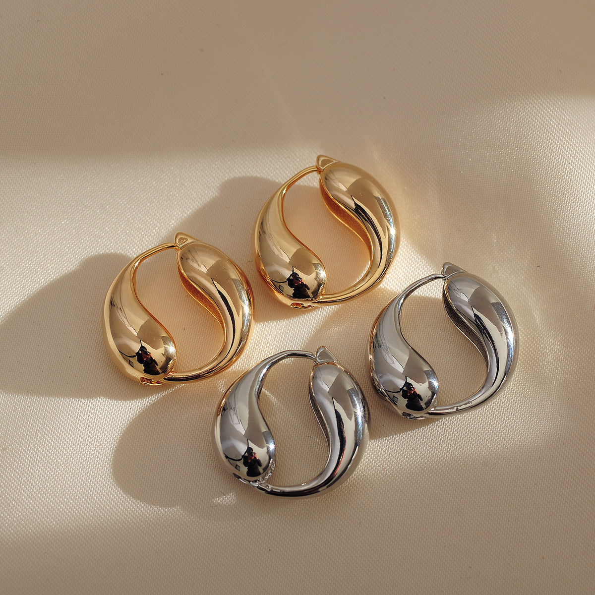 Water Droplets Earrings For Women Made Of Copper With Rhinestone Inlay In Elegant Golden Color