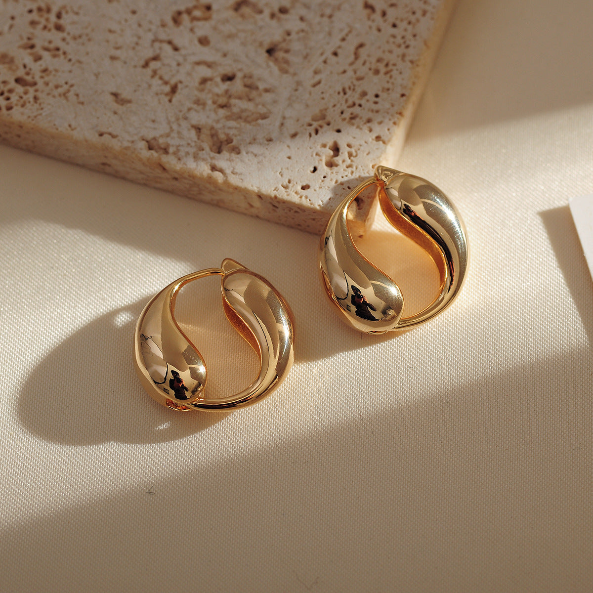 Water Droplets Earrings For Women Made Of Copper With Rhinestone Inlay In Elegant Golden Color