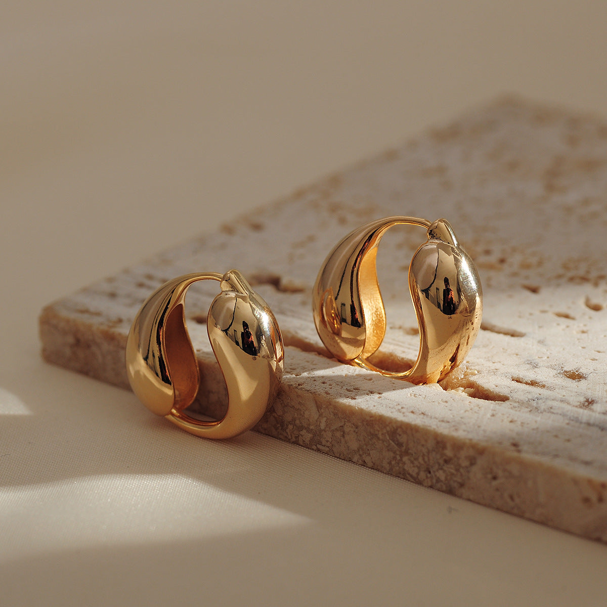 Water Droplets Earrings For Women Made Of Copper With Rhinestone Inlay In Elegant Golden Color