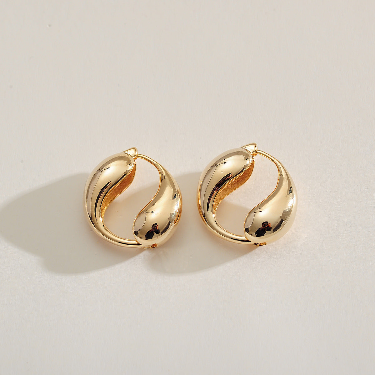 Water Droplets Earrings For Women Made Of Copper With Rhinestone Inlay In Elegant Golden Color