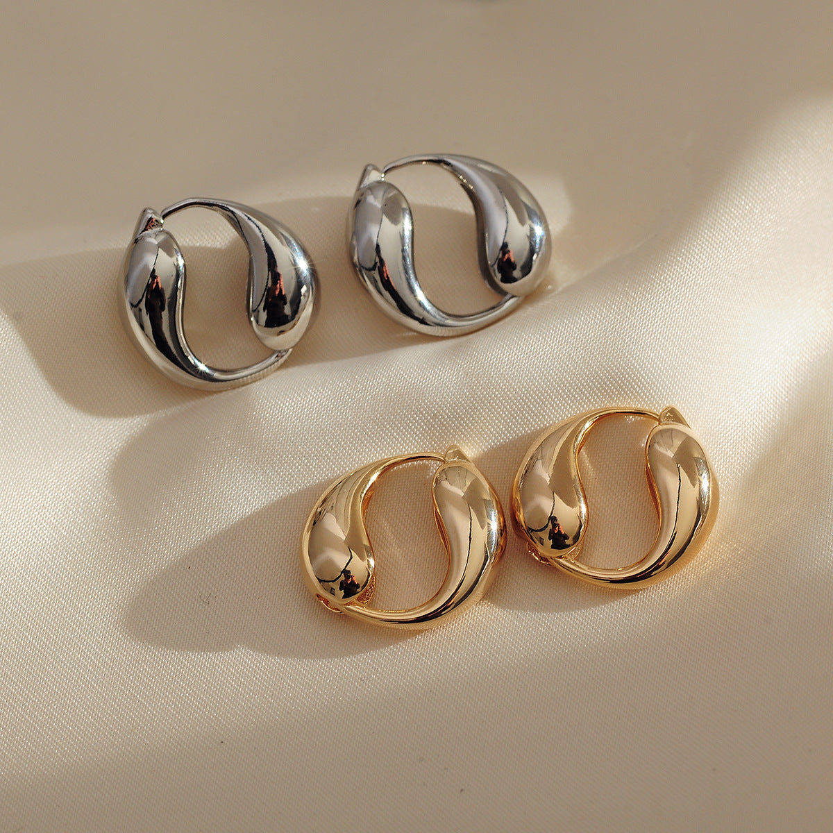 Water Droplets Earrings For Women Made Of Copper With Rhinestone Inlay In Elegant Golden Color