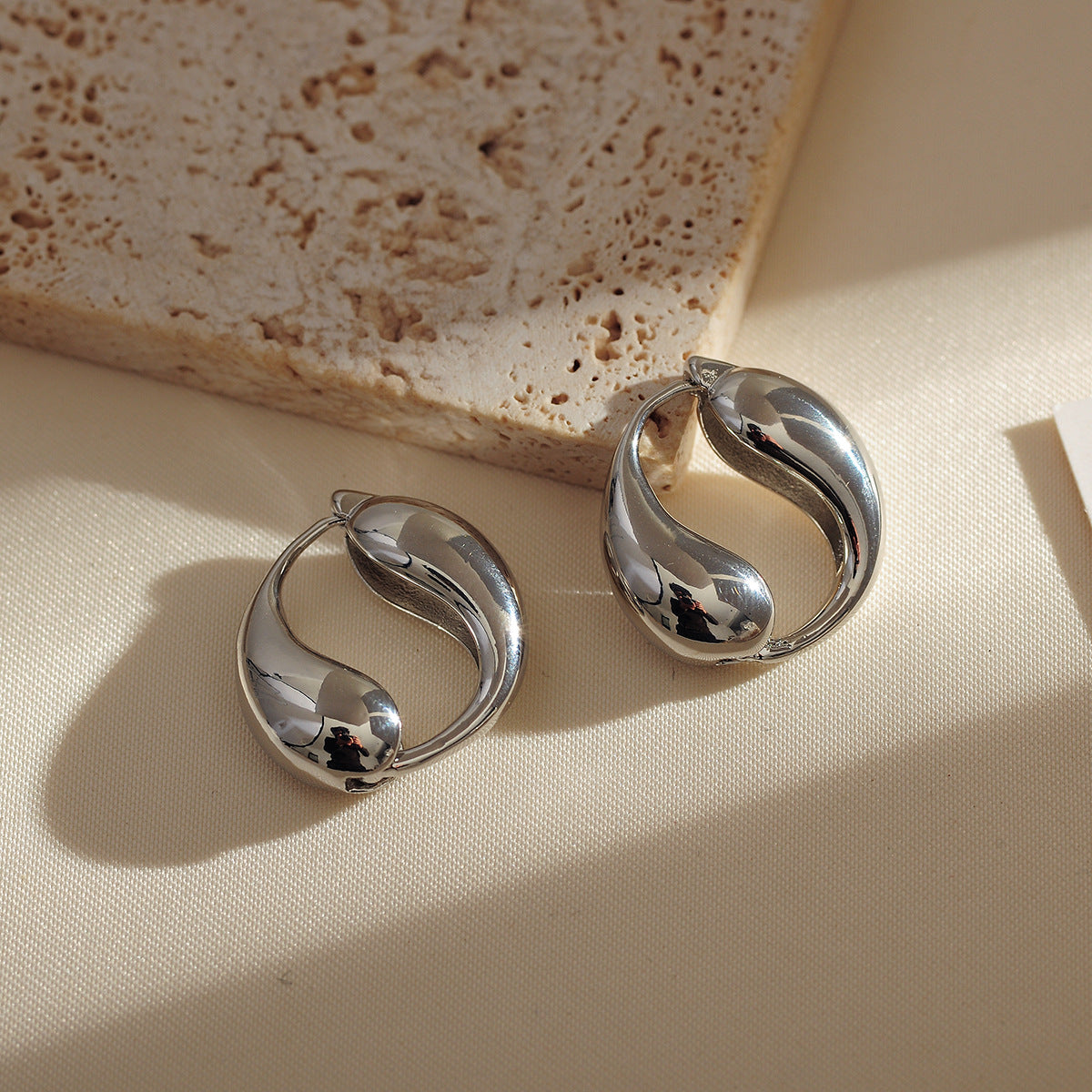 Water Droplets Earrings For Women Made Of Copper With Rhinestone Inlay In Elegant Golden Color