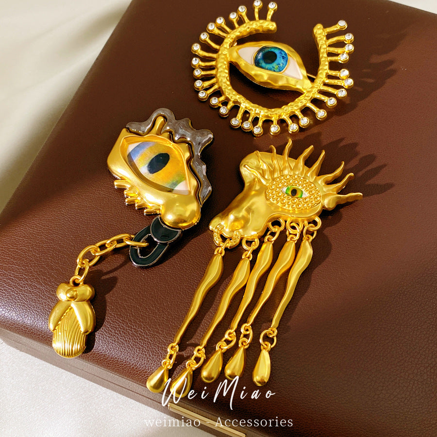 Golden Eye Pin Made Of Resin Featuring Artificial Diamond Inlay