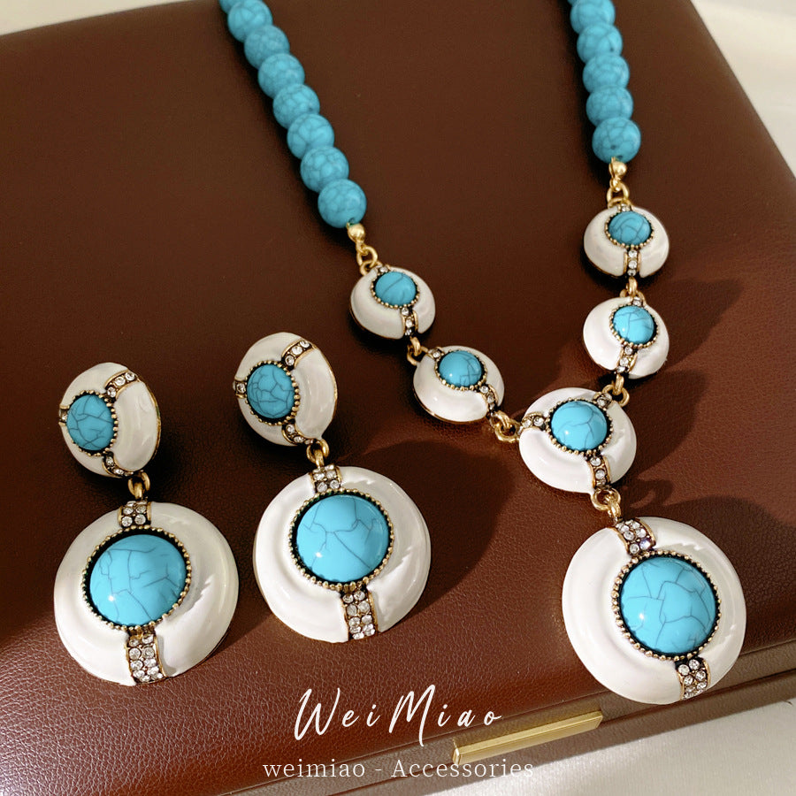 Retro Jewelry Set Featuring Round Pattern In Golden Color With Durable Resin Material