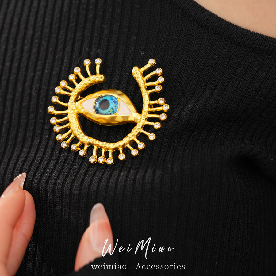 Golden Eye Pin Made Of Resin Featuring Artificial Diamond Inlay