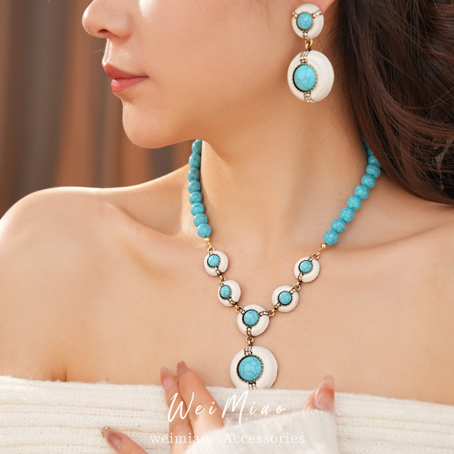 Retro Jewelry Set Featuring Round Pattern In Golden Color With Durable Resin Material