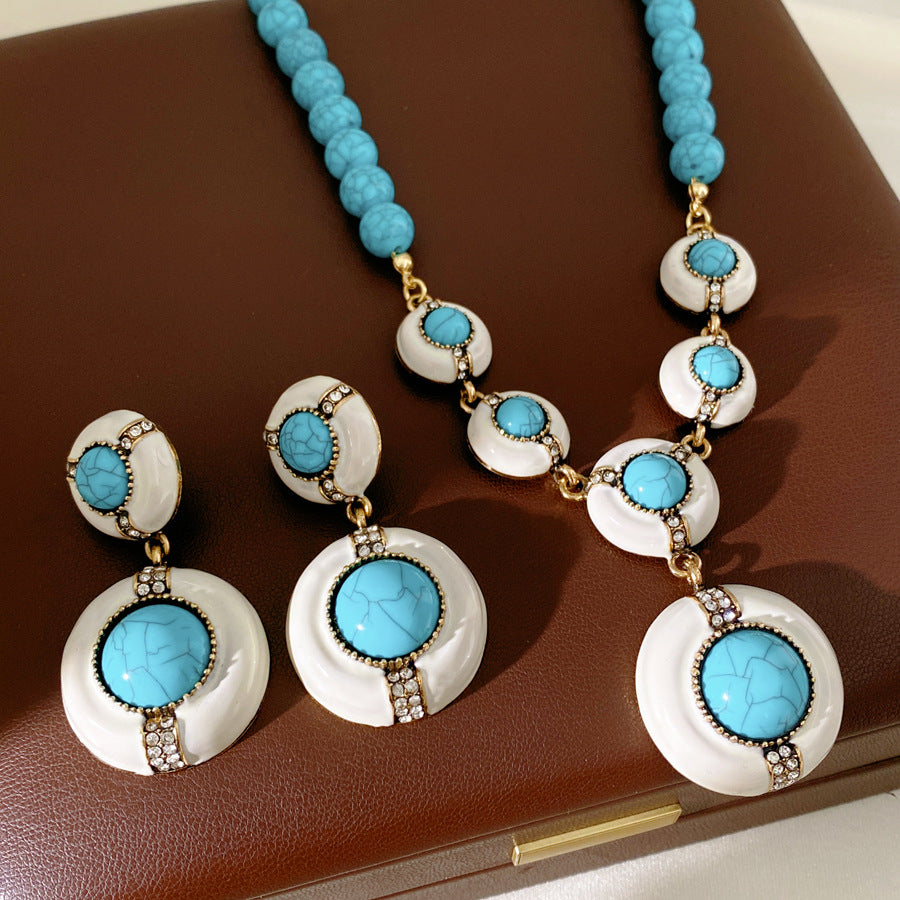 Retro Jewelry Set Featuring Round Pattern In Golden Color With Durable Resin Material