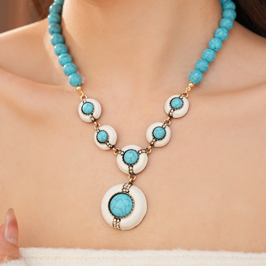 Retro Jewelry Set Featuring Round Pattern In Golden Color With Durable Resin Material