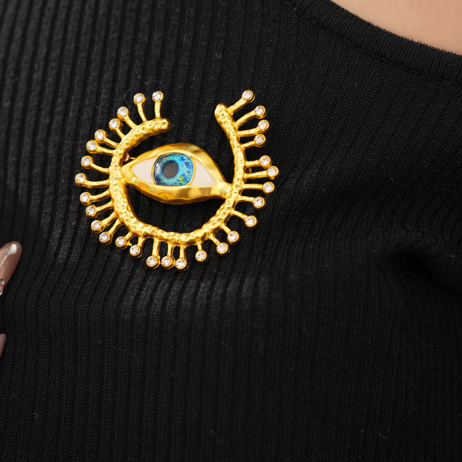 Golden Eye Pin Made Of Resin Featuring Artificial Diamond Inlay