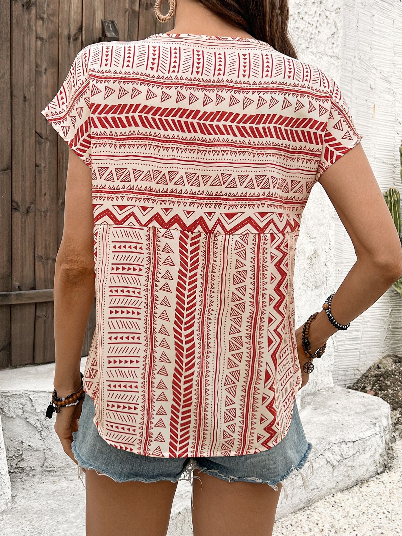 Geometric Casual Short Sleeve Polyester Shirt For Women With Round Neck Featuring Printing