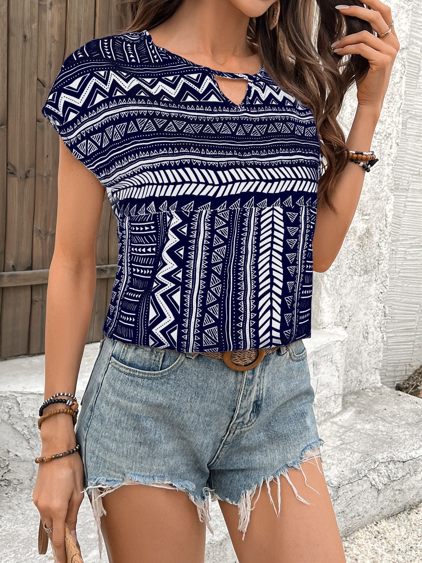 Geometric Casual Short Sleeve Polyester Shirt For Women With Round Neck Featuring Printing