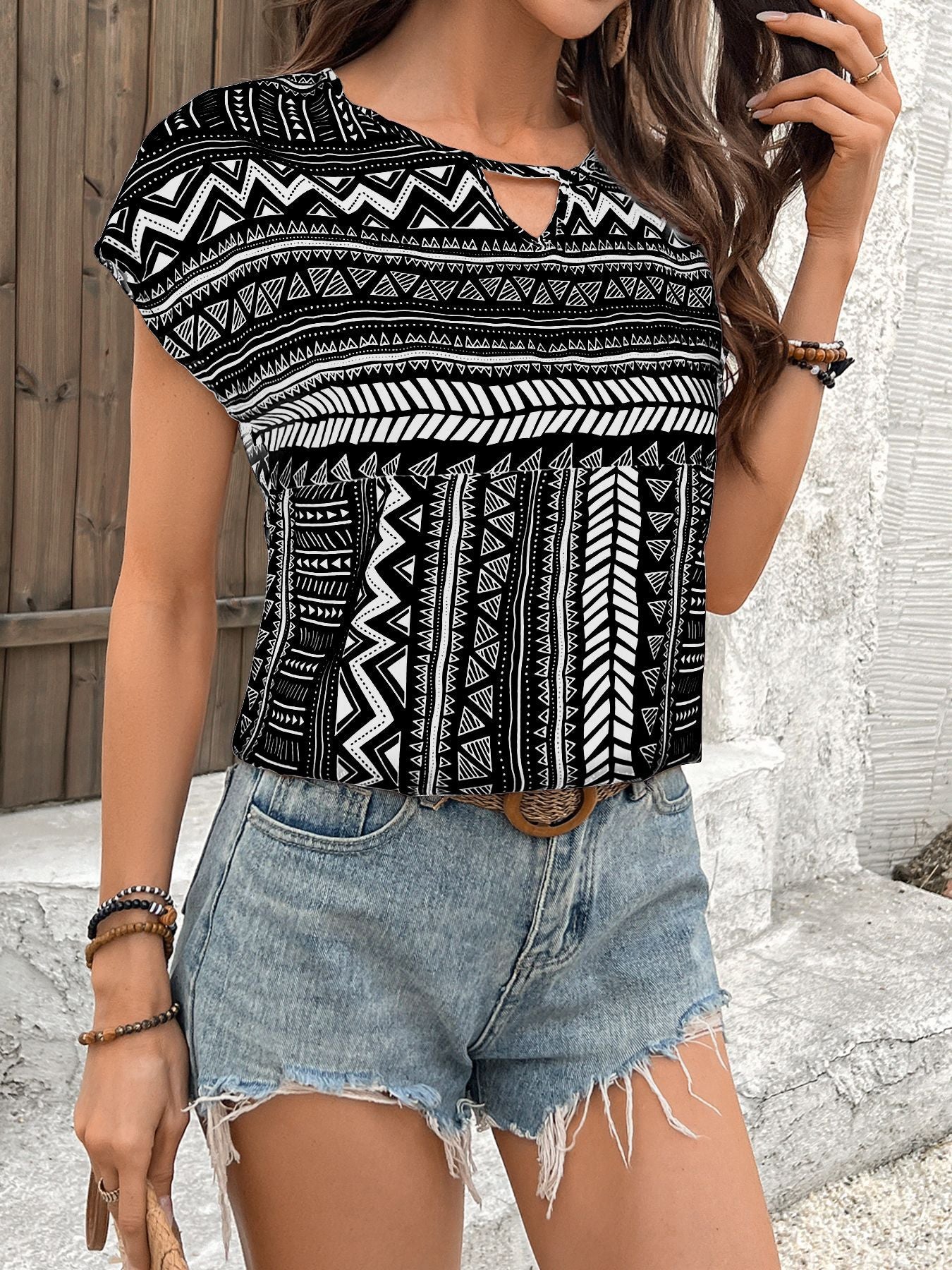 Geometric Casual Short Sleeve Polyester Shirt For Women With Round Neck Featuring Printing