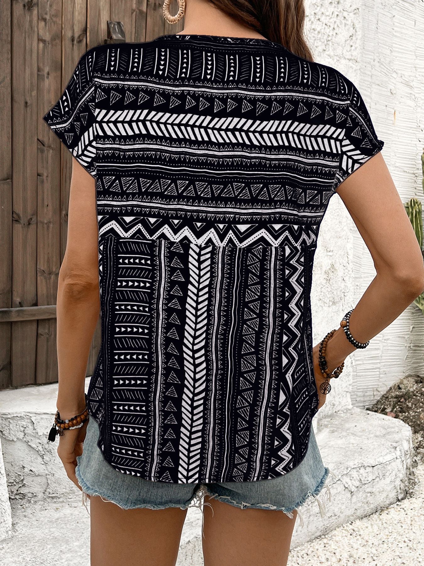 Geometric Casual Short Sleeve Polyester Shirt For Women With Round Neck Featuring Printing
