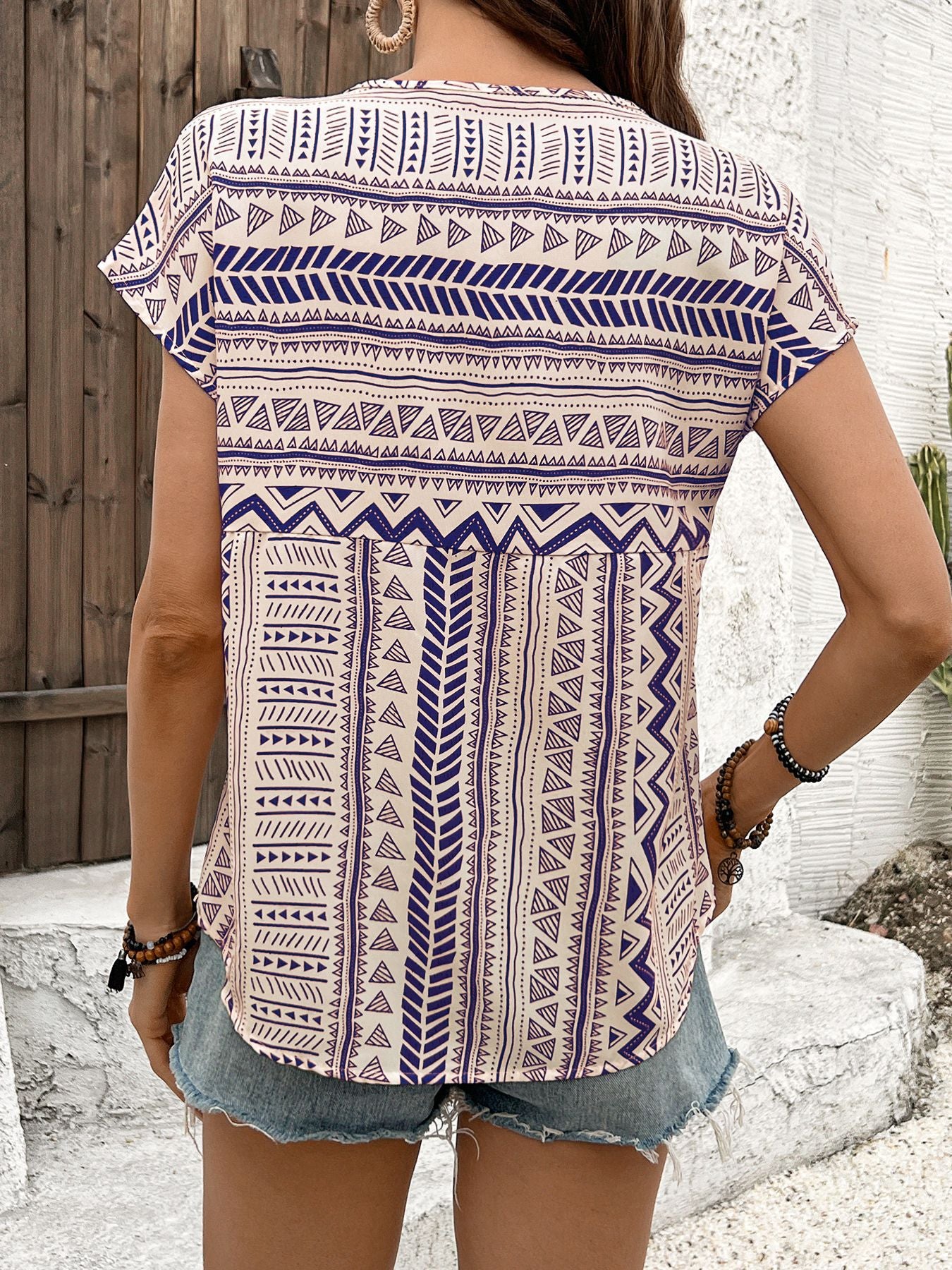 Geometric Casual Short Sleeve Polyester Shirt For Women With Round Neck Featuring Printing