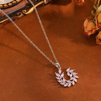 Sweet Leaves Necklace In Golden, Perfect For A Delicate And Elegant Look