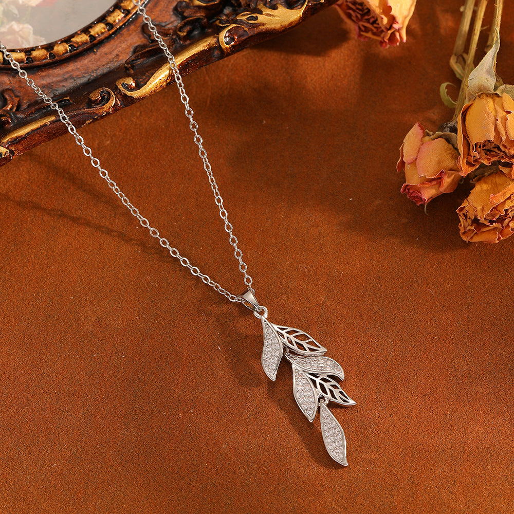 Sweet Leaves Necklace In Golden, Perfect For A Delicate And Elegant Look